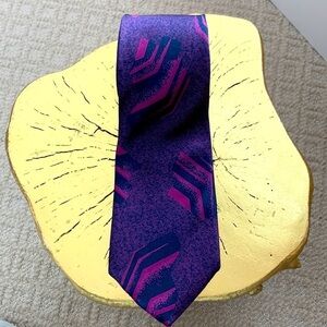 Vintage Guy Laroche Men’s Tie. 100% Silk. Bluish Purple Pattern.